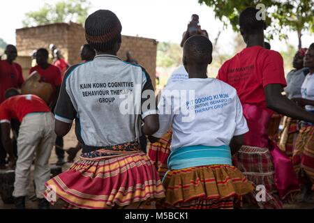 Awach, Gulu, in Uganda. Il 22 febbraio, 2018. Beneficiari della CPI il Fondo fiduciario per le vittime in ballo Awach durante una visita di controllo da parte di alti funzionari di l'Aia. Credito: Sally Hayden/SOPA/ZUMA filo/Alamy Live News Foto Stock