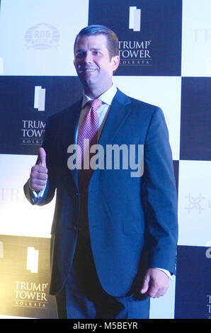 Kolkata, India. Il 21 febbraio, 2018. Il presidente statunitense Donald Trump figlio Donald Trump Jr pone per la sessione di foto in un hotel di città durante la visita Trump Tower in Kolkata. Credito: Saikat Paolo/Pacific Press/Alamy Live News Foto Stock