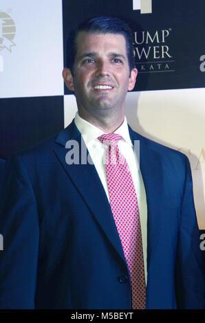 Kolkata, India. Il 21 febbraio, 2018. Il presidente statunitense Donald Trump figlio Donald Trump Jr pone per la sessione di foto in un hotel di città durante la visita Trump Tower in Kolkata. Credito: Saikat Paolo/Pacific Press/Alamy Live News Foto Stock