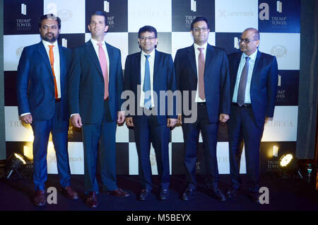 Kolkata, India. Il 21 febbraio, 2018. Il presidente statunitense Donald Trump figlio Donald Trump Jr (secondo da sinistra) pone per la sessione di foto in un hotel di città durante la visita Trump Tower in Kolkata. Credito: Saikat Paolo/Pacific Press/Alamy Live News Foto Stock