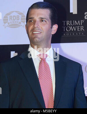 Kolkata, India. Il 21 febbraio, 2018. Il presidente statunitense Donald Trump figlio Donald Trump Jr pone per la sessione di foto in un hotel di città durante la visita Trump Tower in Kolkata. Credito: Saikat Paolo/Pacific Press/Alamy Live News Foto Stock