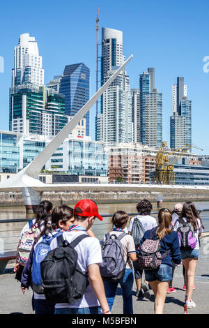 Buenos Aires Argentina, Puerto Madero, Rio Dique, acqua, lungofiume, skyline città paesaggio urbano, passeggiata, Puente De la Mujer, ponte sospeso pedonale altalena Foto Stock