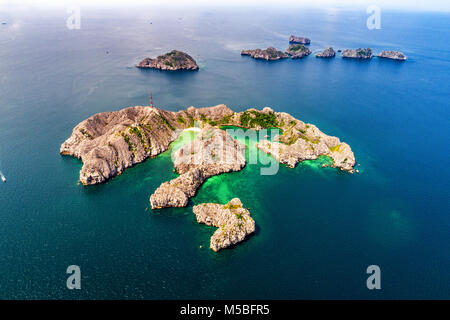 Royalty di alta qualità gratuitamente stock immagine vista aerea di lunga Chau lighthouse in Lan ha bay, Cat Ba island, Hai Phong, Vietnam. Vicino la baia di Ha Long Foto Stock