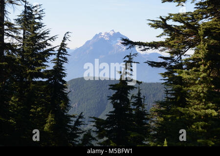 La vetta del Monte Robie Reid nel Garibaldi gamme delle Coast Mountains vicino alla missione, British Columbia, Canada. Foto Stock