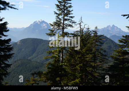 La vetta del Monte Robie Reid e montare il giudice Howay nelle gamme di Garibaldi delle Coast Mountains vicino alla missione, British Columbia, Canada. Foto Stock