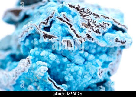 Blu brillante hemimorphite ruvida da Wenshan, Yuunan Provincia, Cina isolato su sfondo bianco Foto Stock