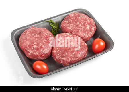 La carne macinata in confezione di plastica isolati su sfondo bianco Foto Stock