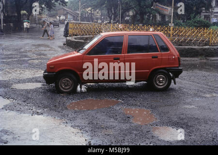 Vista laterale di Maruti vettura andando attraverso buche, Mumbai, India Foto Stock