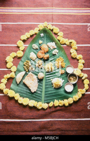 Maharashtrian tipico cibo servito su foglie di banana Foto Stock