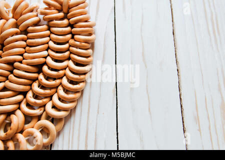 Mazzetto di Bagel su un bianco sullo sfondo di legno. Foto Stock