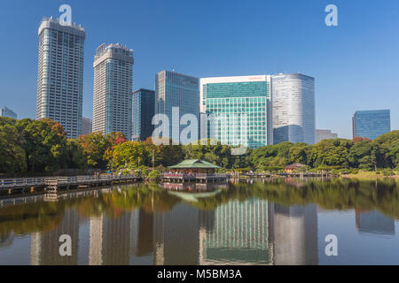 Giappone Tokyo City, Hama Rykiu giardino, Shimbashi Skyline Foto Stock