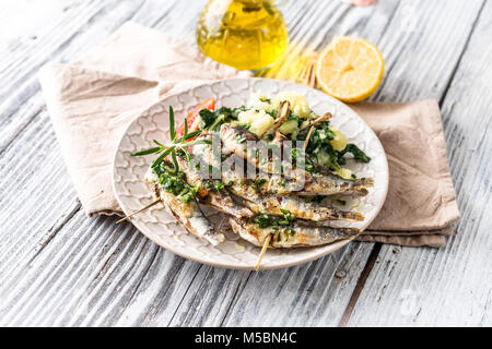 Un sano di sardine con patate e bietole Foto Stock