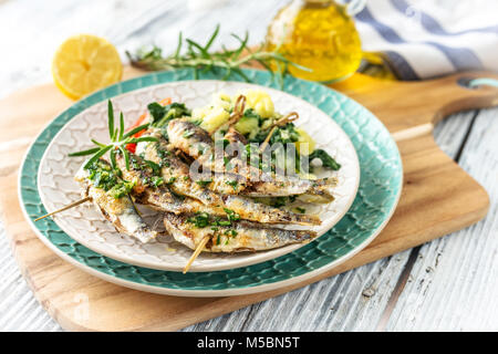 Un sano di sardine con patate e bietole Foto Stock