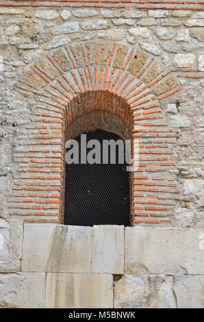 Antico arco romano costruito da due corsi di miste di pietre e mattoni. Dall imperatore Diocleziano Split, Croazia Foto Stock