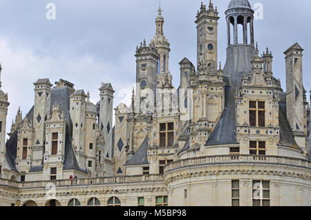 Il magnifico torrette, camini e elaborate decorazioni sul tetto del Chateau de Chambord, Francia Foto Stock