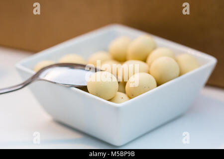 Delizioso cioccolato bianco dolci Nocciole Noci Foto Stock