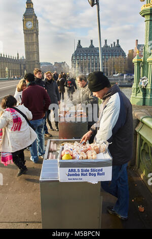 Venditore ambulante vendono hotdog sul Westminster Bridge in London Inghilterra England Foto Stock