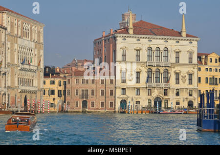 Vista sul Canal Grande a Venezia, guardando verso nord in direzione di San Toma con il Museo di Ca'Rezzonicco sulla sinistra Foto Stock