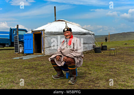 Anziani, maschi nomade in abito tradizionale udienza davanti al suo yurt, Mongolia Foto Stock