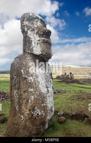 Moai a Ahu Tongariki dalla Rapa Nui persone, Isola di Pasqua e Polinesia Orientale, Cile. Foto Stock