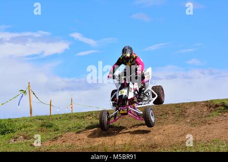 GOZON, Spagna - 13 Maggio: Unidentified racer corse di una moto quad nel " Promozione Quad Trofeo Astur" il 13 maggio 2017 in Gozon, Spagna. Foto Stock