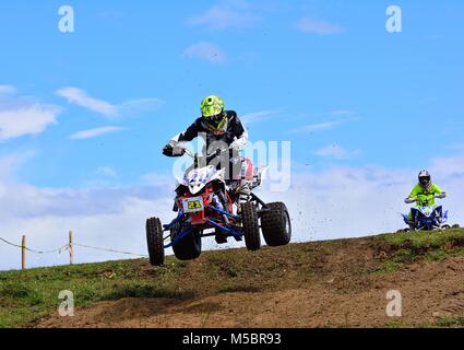 GOZON, Spagna - 13 Maggio: Unidentified racer corse di una moto quad nel " Promozione Quad Trofeo Astur" il 13 maggio 2017 in Gozon, Spagna. Foto Stock