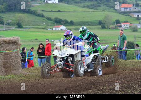 GOZON, Spagna - 13 Maggio: Unidentified racers giostre di una moto quad nel " Promozione Quad Trofeo Astur" il 13 maggio 2017 in Gozon, Spagna. Foto Stock