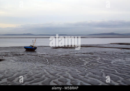 Vista della baia di Morecambe situata a bassa marea e velme dal molo di pietra, Morecambe, Lancashire, Regno Unito Foto Stock