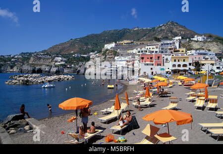 Sant Angelo beach, sull'isola di Ischia, Italia, Europa Foto Stock