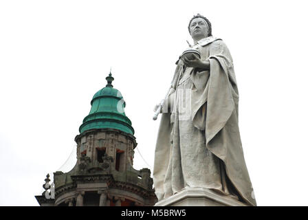 La regina Victoria Statua di fronte al Municipio di Belfast, Irlanda del Nord, Regno Unito Foto Stock