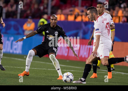 Siviglia, Spagna - 21 febbraio: Ashley giovani di Manchester (L) tenta di bloccare il colpo di PABLO SARABIA di Sevilla (R ) durante la UEFA Champions League Round di 16 prima gamba match tra Sevilla FC e il Manchester United a Estadio Ramon Sanchez Pizjuan il 21 febbraio 2018 a Siviglia, Spagna. (Foto di MB Media/Getty Images) Foto Stock