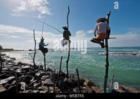 Sri Lanka asia, ficherman, stilt fisherman, spiaggia, mare Foto Stock