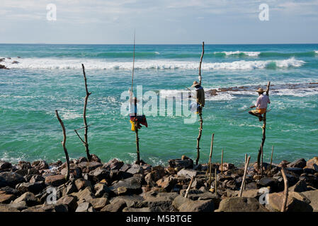 Sri Lanka asia, ficherman, stilt fisherman, spiaggia, mare Foto Stock