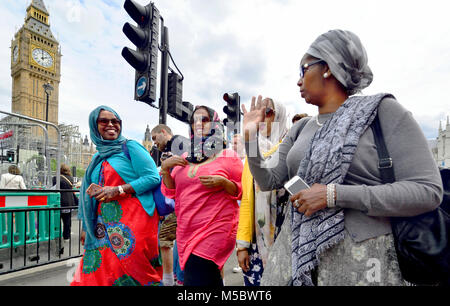 Londra, Inghilterra, Regno Unito. Il gruppo di donne musulmane parlando in piazza del Parlamento Foto Stock