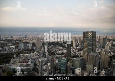 Una veduta di Tokyo dalla Mori Art Mueum un deck di visualizzazione. Foto Stock