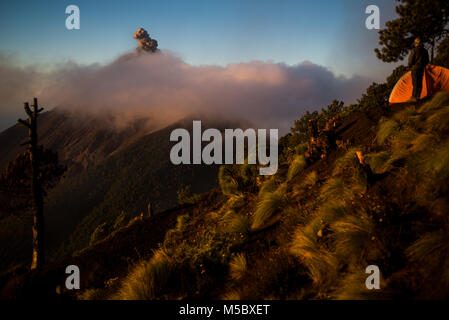 Volcan Fuego erutta al mattino presto in Guatemala. Foto Stock