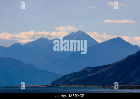 Fantastica vista sulle montagne e sulle nuvole, Leh Ladakh, India Foto Stock