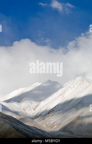 Fantastica vista sulle montagne e sulle nuvole, Leh Ladakh, India Foto Stock