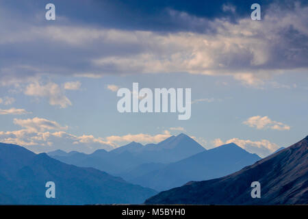 Fantastica vista sulle montagne e sulle nuvole, Leh Ladakh, India Foto Stock