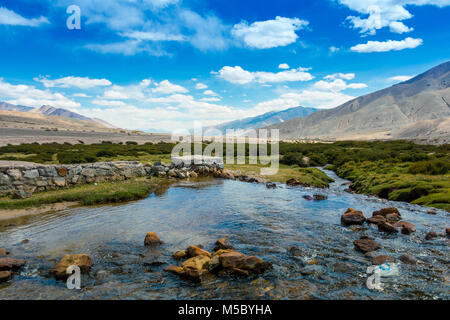 Fantastica vista sulle montagne e sulle nuvole, Leh Ladakh, India Foto Stock