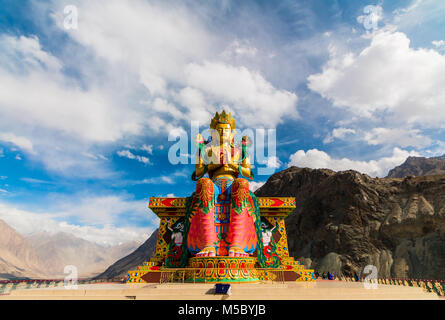 Monastero di Diskit statua del Buddha, Valle di Nubra, Leh Ladakh, Jammu Kashmir India Foto Stock
