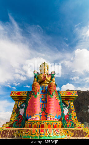 Monastero di Diskit statua del Buddha, Valle di Nubra, Leh Ladakh, Jammu Kashmir India Foto Stock