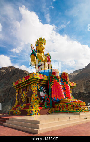 Monastero di Diskit statua del Buddha, Valle di Nubra, Leh Ladakh, Jammu Kashmir India Foto Stock