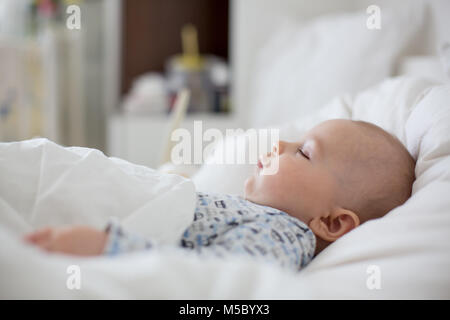 Chidl malati, bab boy giacente a letto con la febbre, in appoggio a casa Foto Stock