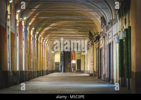 Tipiche italiane portico con colonne e tetto ad arco a Torino, Italia Foto Stock