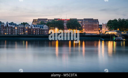 London, England, Regno Unito - 16 Maggio 2014: luci brillare in Dolphin Square appartamento edificio sul complesso della Londra Millbank accanto al Fiume Tamigi. Foto Stock