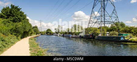 London, England, Regno Unito - 28 Luglio 2013: Tradizionale narrowboats sono ormeggiato sul fiume Lea Navigazione a Enfield nel nord di Londra. Foto Stock