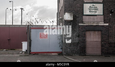 London, England, Regno Unito - 17 Febbraio 2013: Il Tamigi moderna funivia sorge dietro intavolato capannoni industriali nella zona londinese di parzialmente rigenerato R Foto Stock