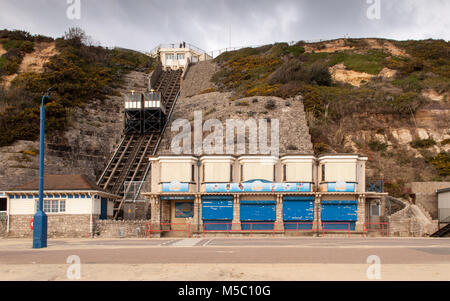 Bournemouth, Inghilterra, Regno Unito - 23 Febbraio 2013: East Cliff ascensore funicolare in Bournemouth sta chiusa durante l'Inverno fuori stagione. Foto Stock