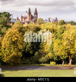 Glasgow, Scotland, Regno Unito - 30 Settembre 2017: una passeggiate a piedi attraverso il Kelvingrove Park nel west end di Glasgow su una soleggiata giornata autunnale, con l'autunno Foto Stock